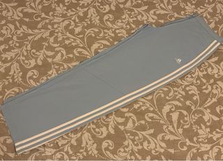 Adidas track pants pastel talla 38 tejido técnico