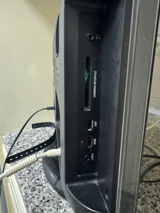 Televisor Philips 19” HD Negro y mandos