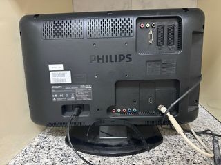 Televisor Philips 19” HD Negro y mandos