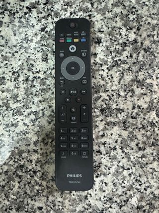 Televisor Philips 19” HD Negro y mandos