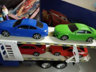 Camión Transportador Azul con Coches