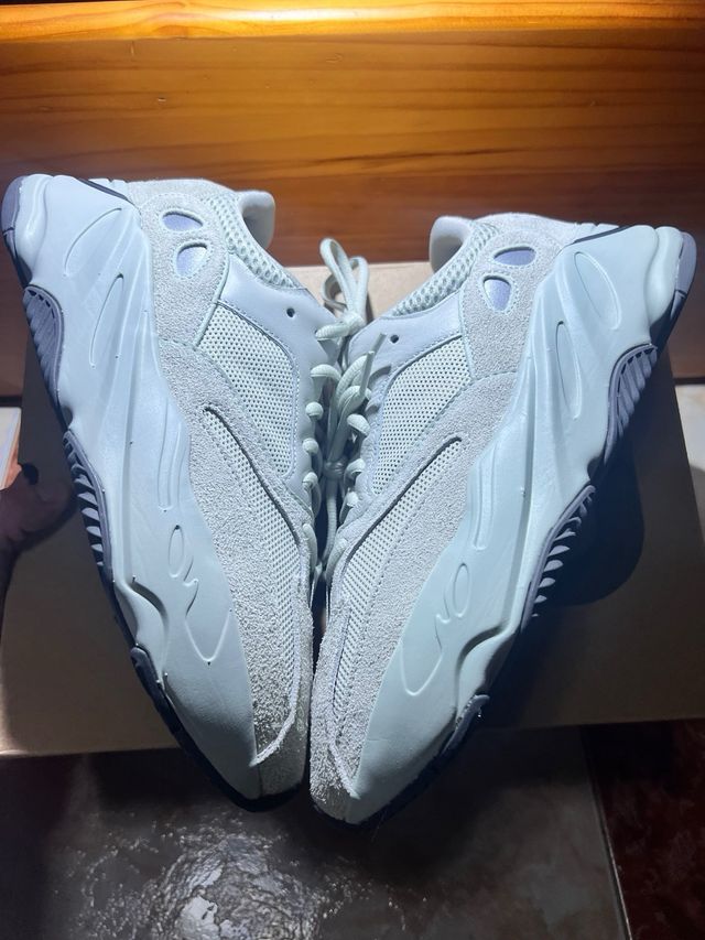 Adidas Yeezy Boost 700