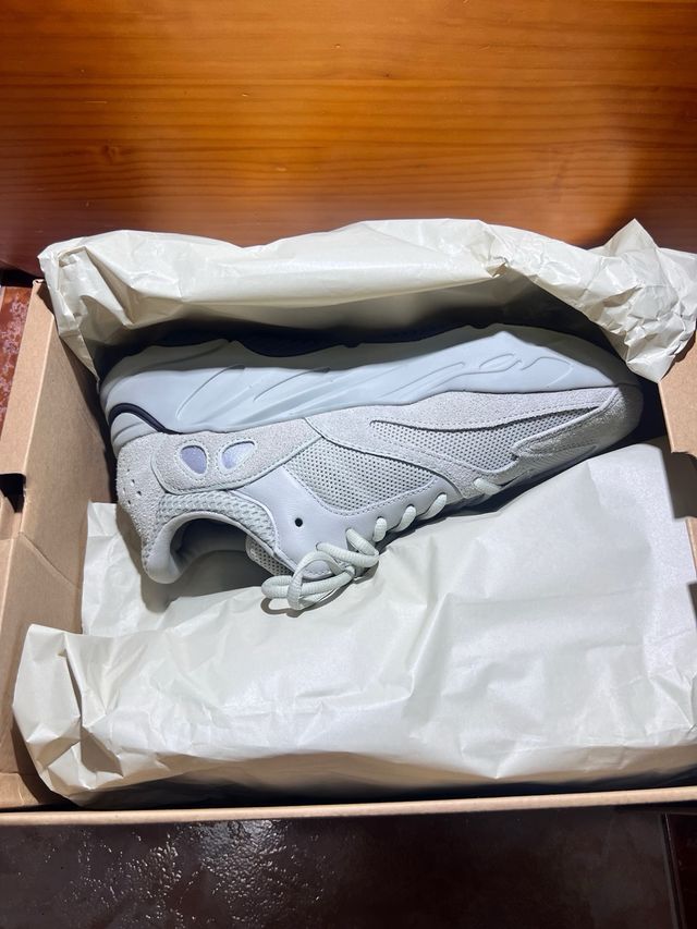Adidas Yeezy Boost 700
