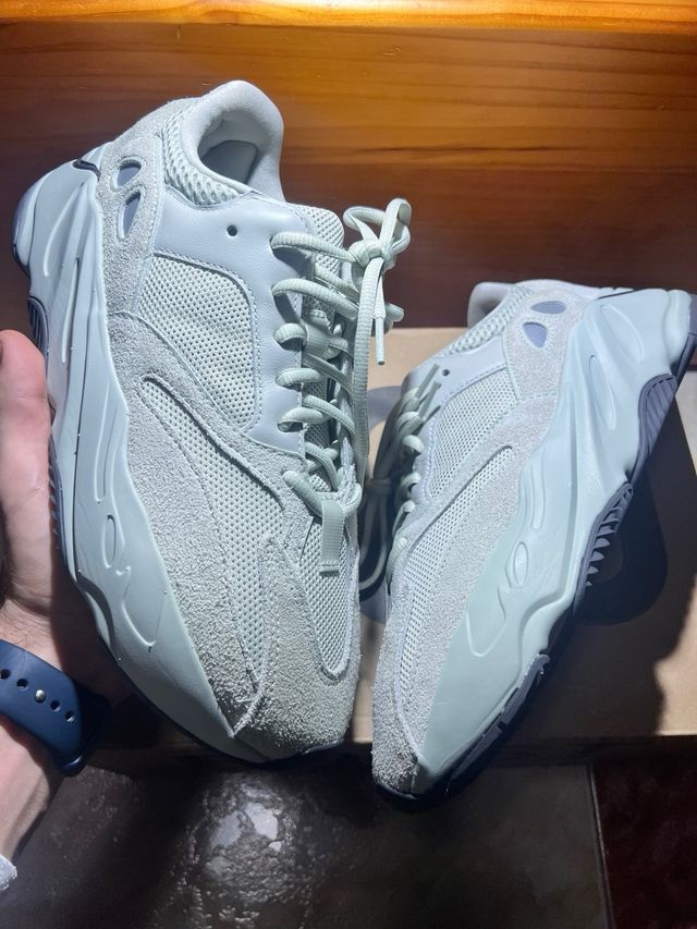 Adidas Yeezy Boost 700