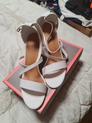 Sandalias blancas de tiras