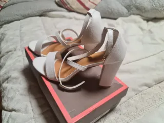 Sandalias blancas de tiras