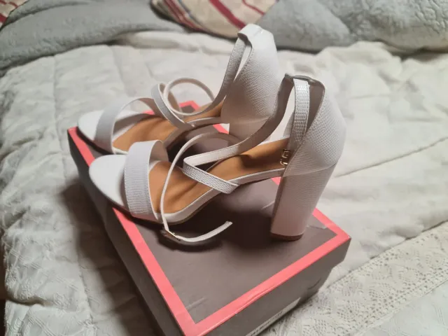 Sandalias blancas de tiras