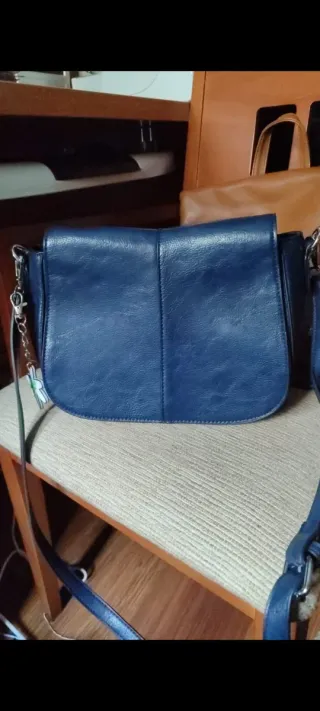 Bolso azul de piel