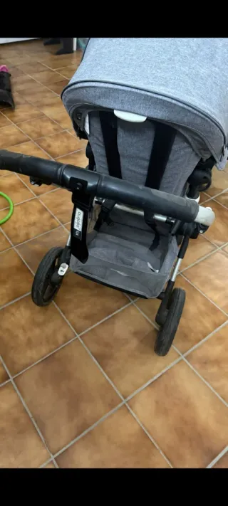 Carro de bebé gris marca bugaboo