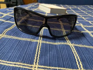 Occhiali da sole Miu Miu neri con custodia