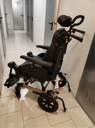 Silla de ruedas articulada