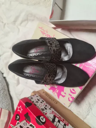 Zapatos negros de tacón con adornos