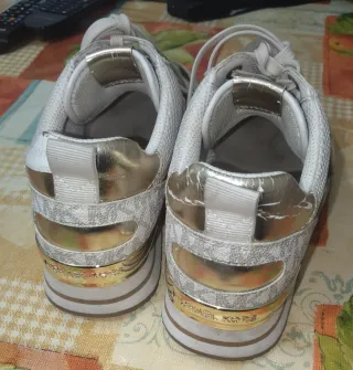 Deportivas Michael Kors Mujer Beige & Blanco.