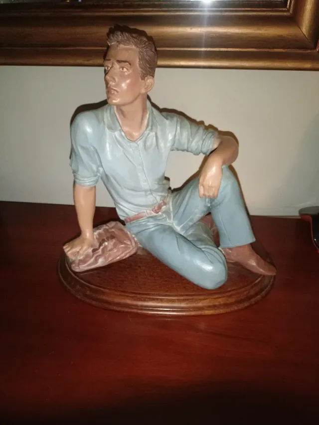 Figura decorativa hombre sentado