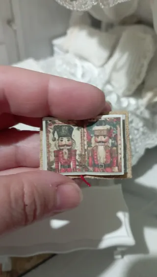 Libro aperto miniatura Dollhouse 1:12