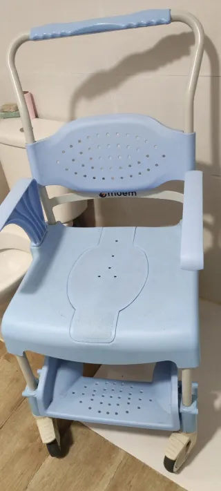 Silla de ruedas para ducha. Marca tecnimoen.
