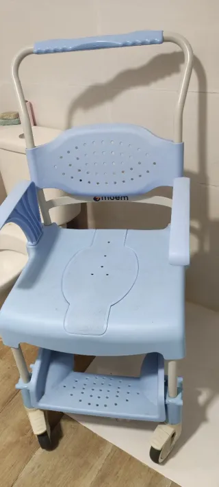 Silla de ruedas para ducha. Marca tecnimoen.
