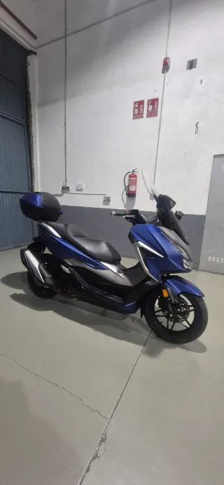 Honda Forza Azul con Baúl