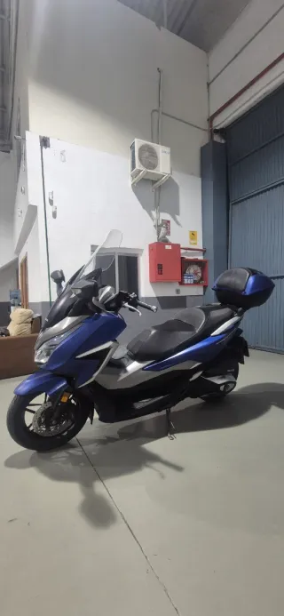 Honda Forza Azul con Baúl
