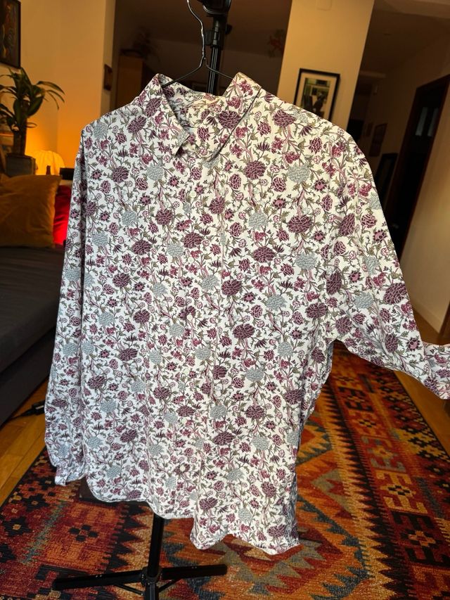 Camisa estampada floral morado y blanco