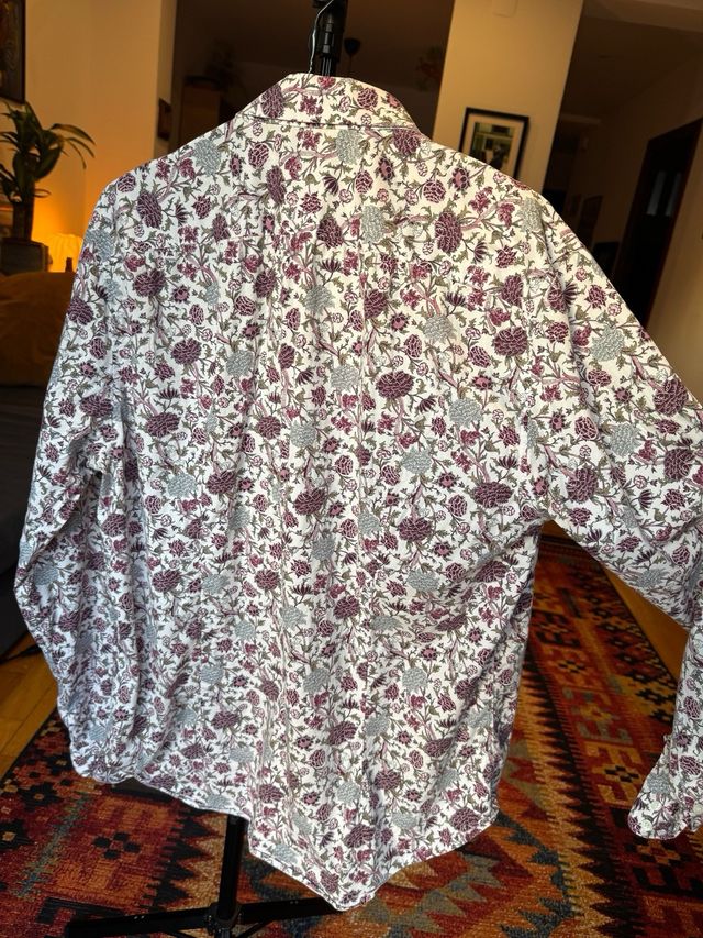 Camisa estampada floral morado y blanco