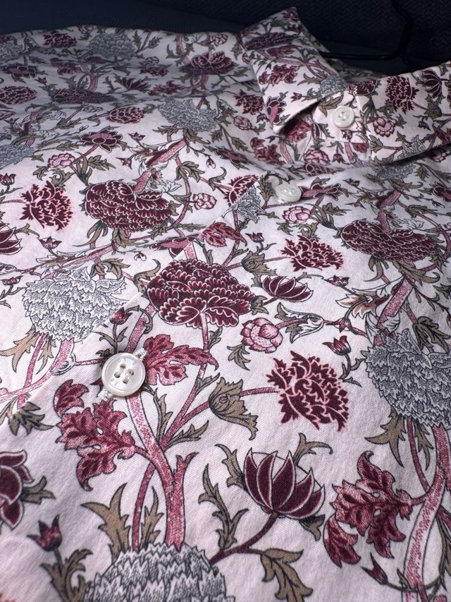 Camisa estampada floral morado y blanco