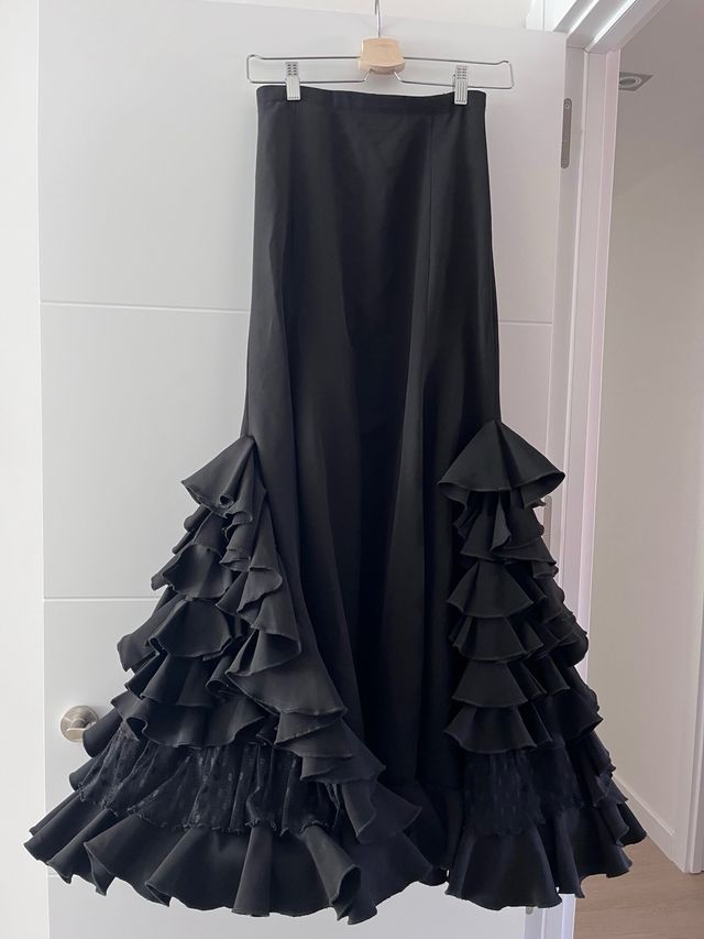 Falda flamenca negra con volantes