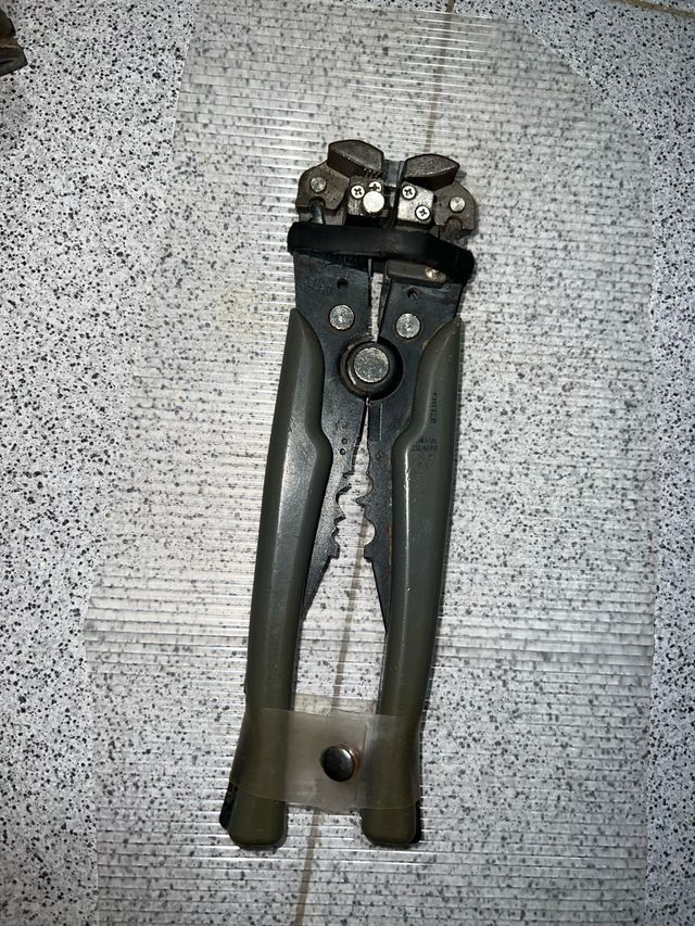 Herramientas: Pelacables y Llave Inglesa