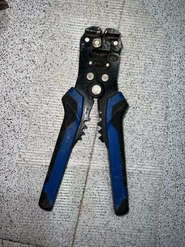 Herramientas: Pelacables y Llave Inglesa