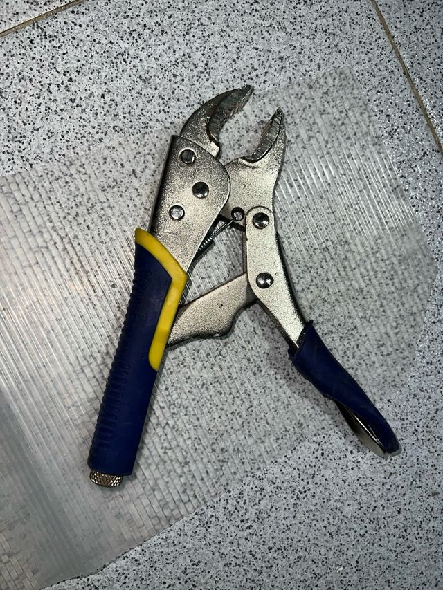 Herramientas: Pelacables y Llave Inglesa