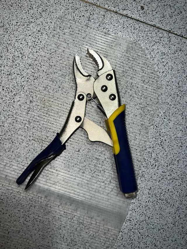 Herramientas: Pelacables y Llave Inglesa