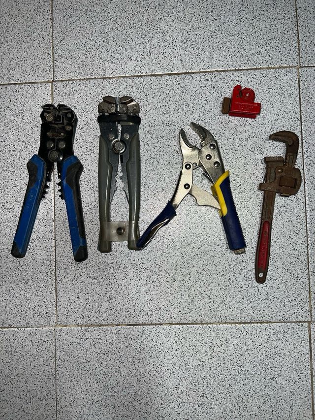 Herramientas: Pelacables y Llave Inglesa