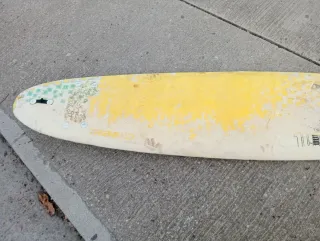 Tabla de surf desgastada para principiantes