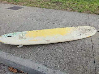 Tabla de surf desgastada para principiantes