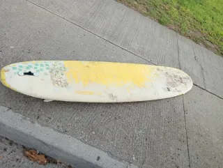 Tabla de surf desgastada para principiantes