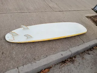 Tabla de surf desgastada para principiantes