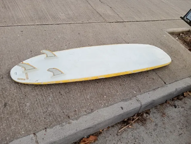 Tabla de surf desgastada para principiantes