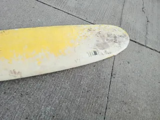 Tabla de surf desgastada para principiantes