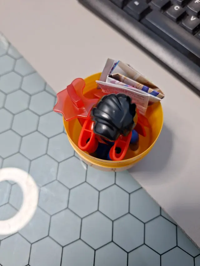 Huevo Kinder Maxi Superman RESERVADO baël&sylv