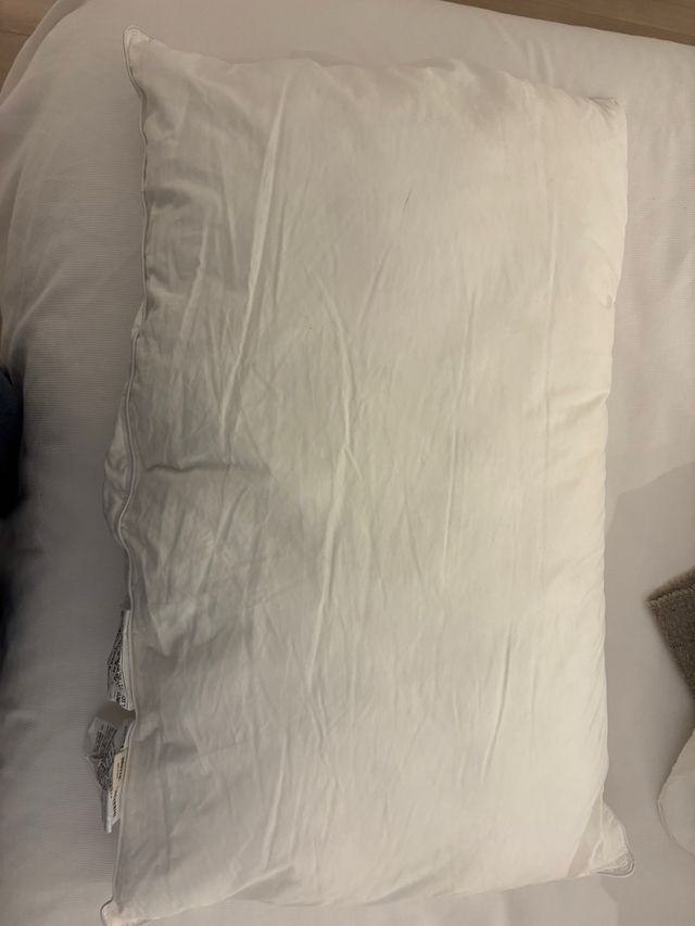 Almohada de tela blanca