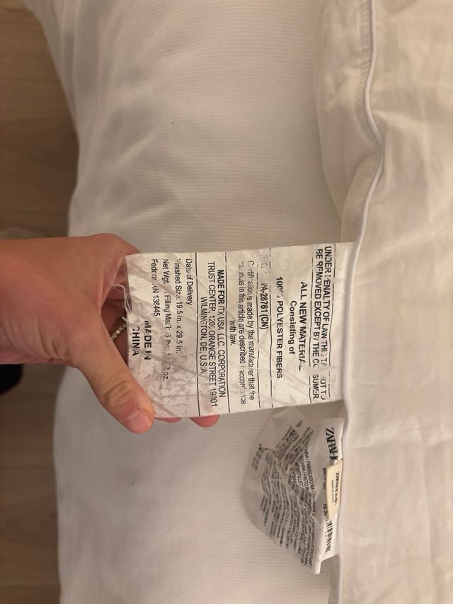 Almohada de tela blanca