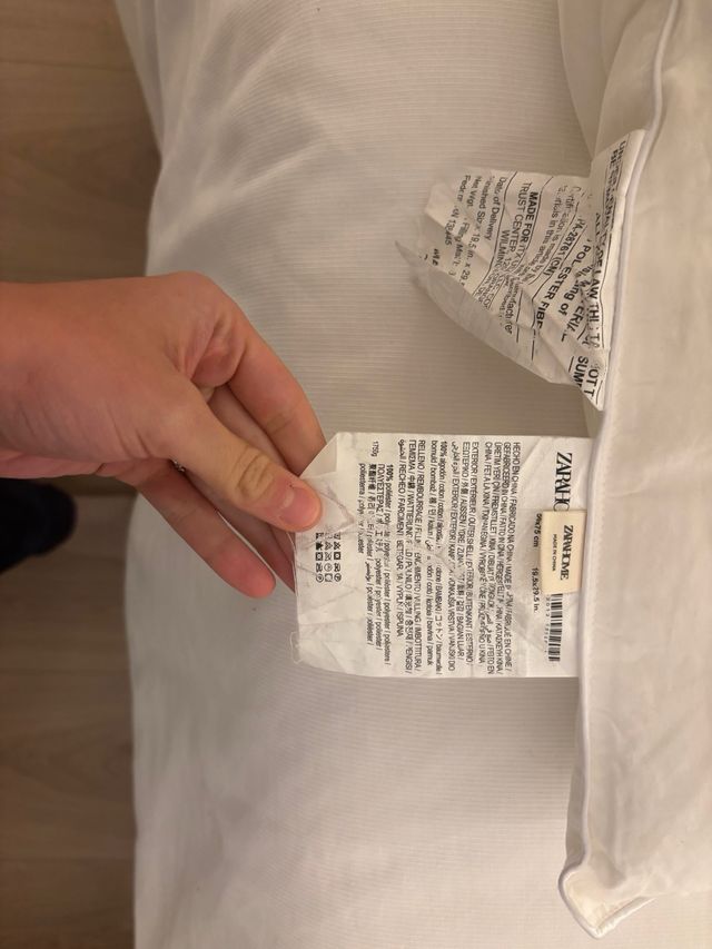 Almohada de tela blanca