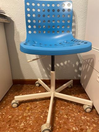 Silla de escritorio azul con ruedas