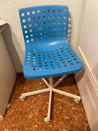 Silla de escritorio azul con ruedas