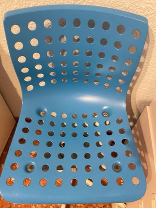 Silla de escritorio azul con ruedas