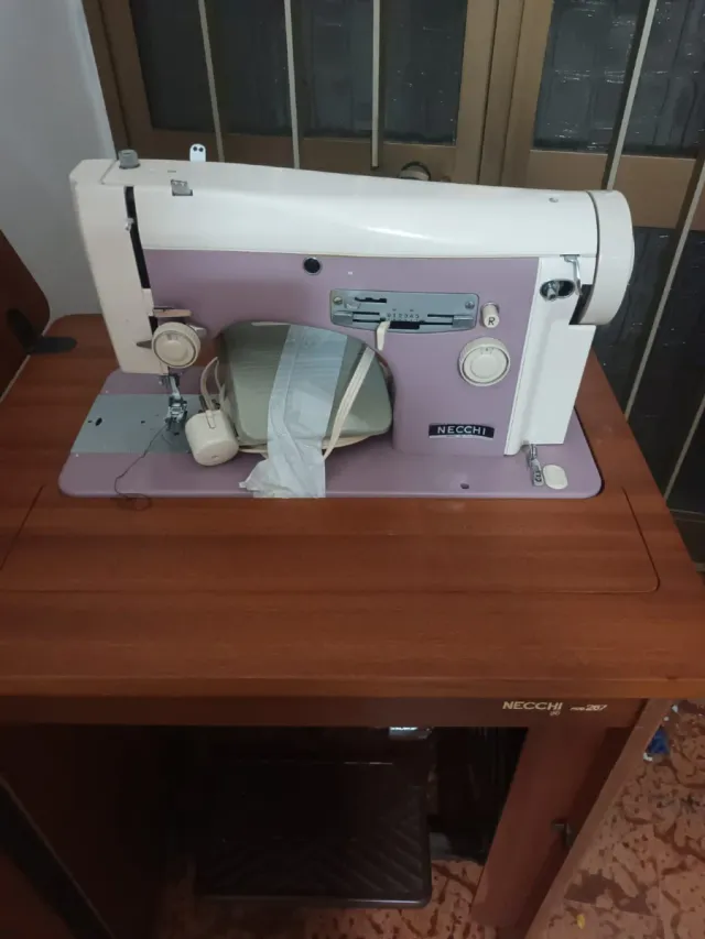 Macchina da cucire Necchi con mobiletto