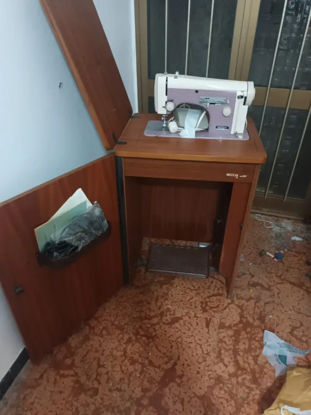 Macchina da cucire Necchi con mobiletto