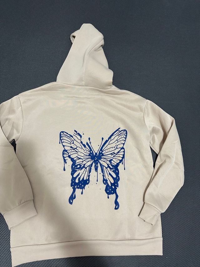 Sudadera beige con estampado de mariposa