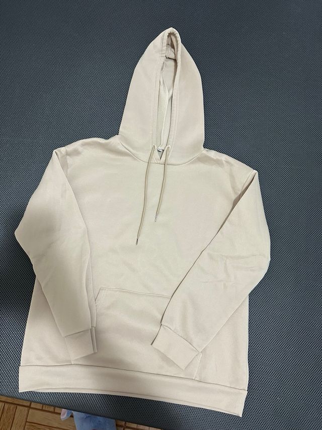 Sudadera beige con estampado de mariposa