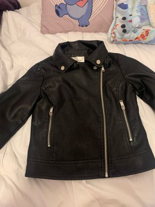 Chaqueta niña imitación cuero negra. Talla 8.